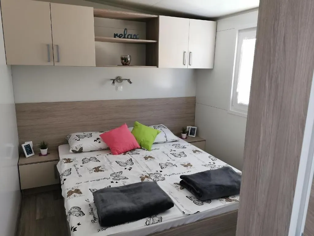 Ra, cozy familly place, free parking, near beach, in Kamp Maslina 드라게 0*,  크로아티아