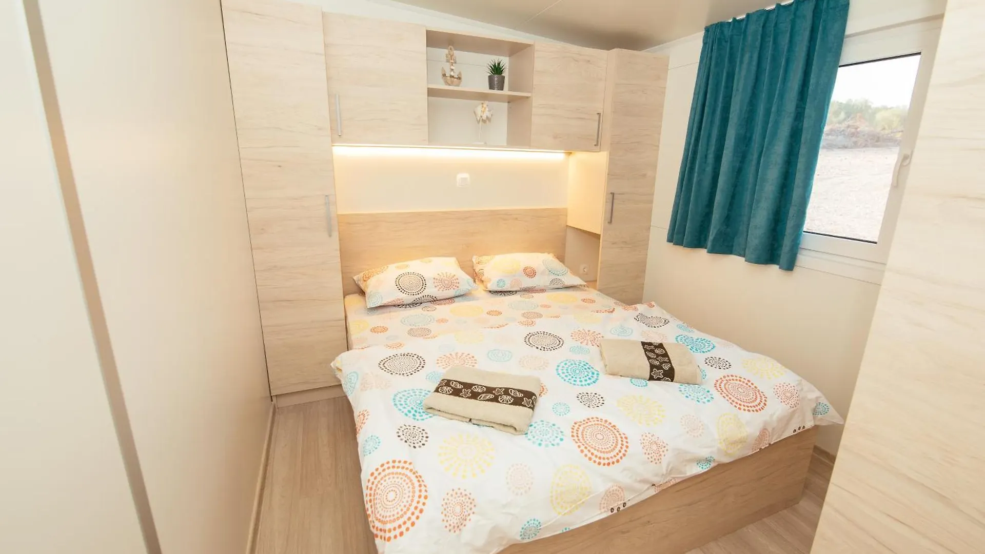 Ra, cozy familly place, free parking, near beach, in Kamp Maslina 드라게